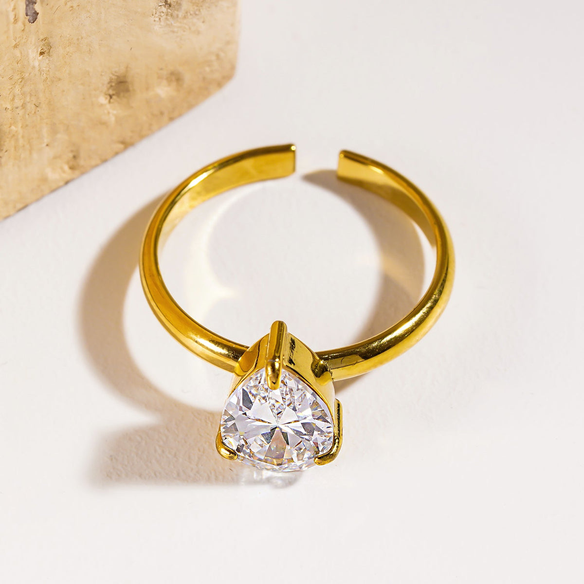 DIMONDA : Bague classique en or avec zircone centrale en forme de goutte d'eau proéminente