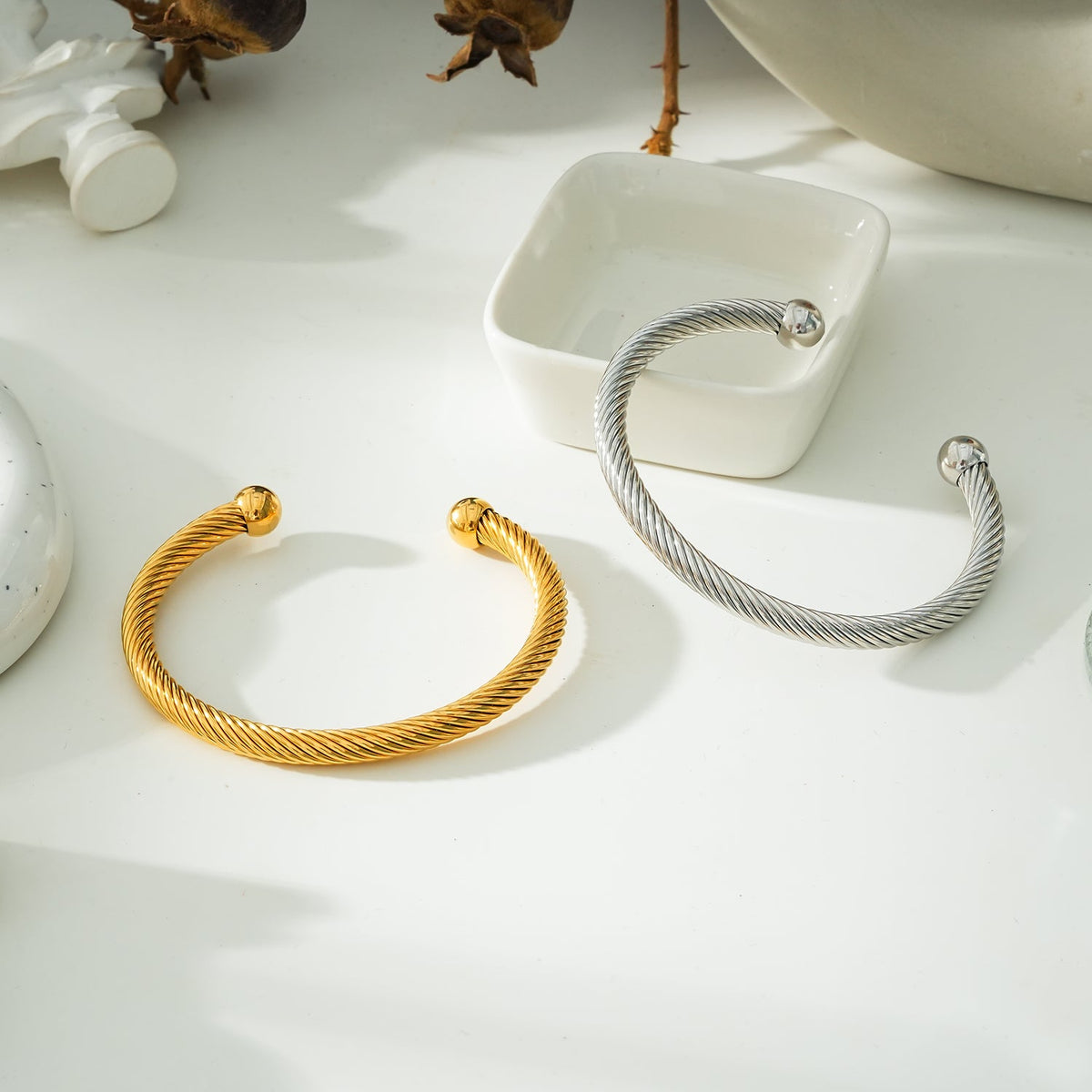 GOCHAR : Élégance contemporaine - Bracelet en or blanc (ton argenté) avec lignes de surface et accents de perles.