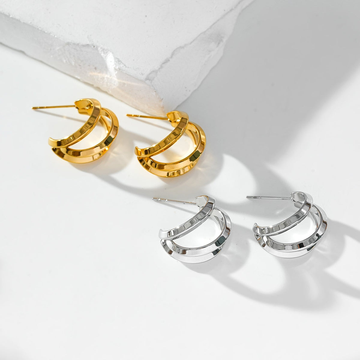 Style GRIZZANA: Triple Banded Hoop Earrings in Gold