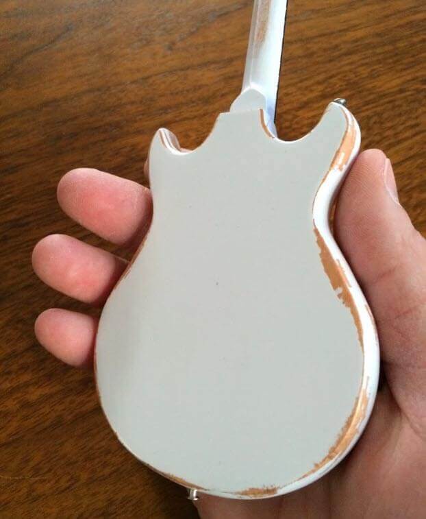 Guitare miniature de Joan Jett & The Blackhearts, modèle hommage « Girls Kick Ass »