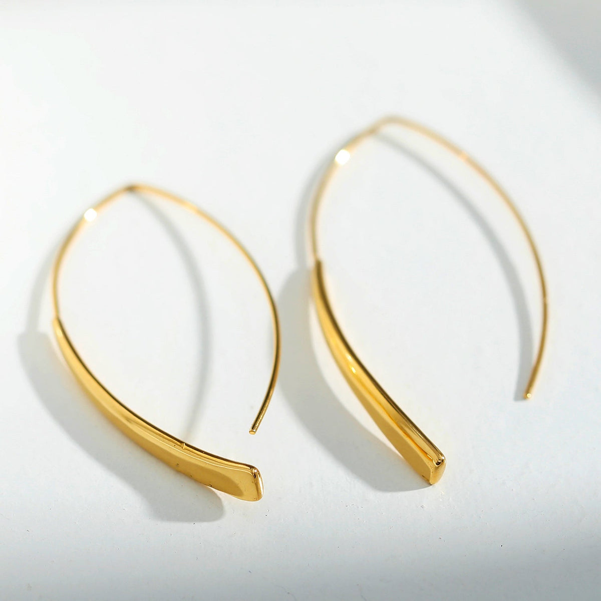 XIMENA: Boucles d'oreilles créoles dorées à courbes géométriques