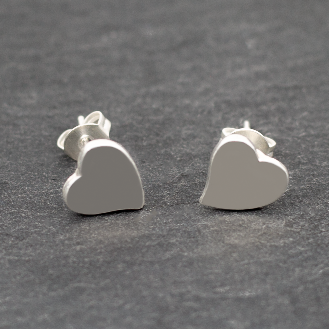 Boucles d'oreilles clous en plaqué argent cœur asymétrique