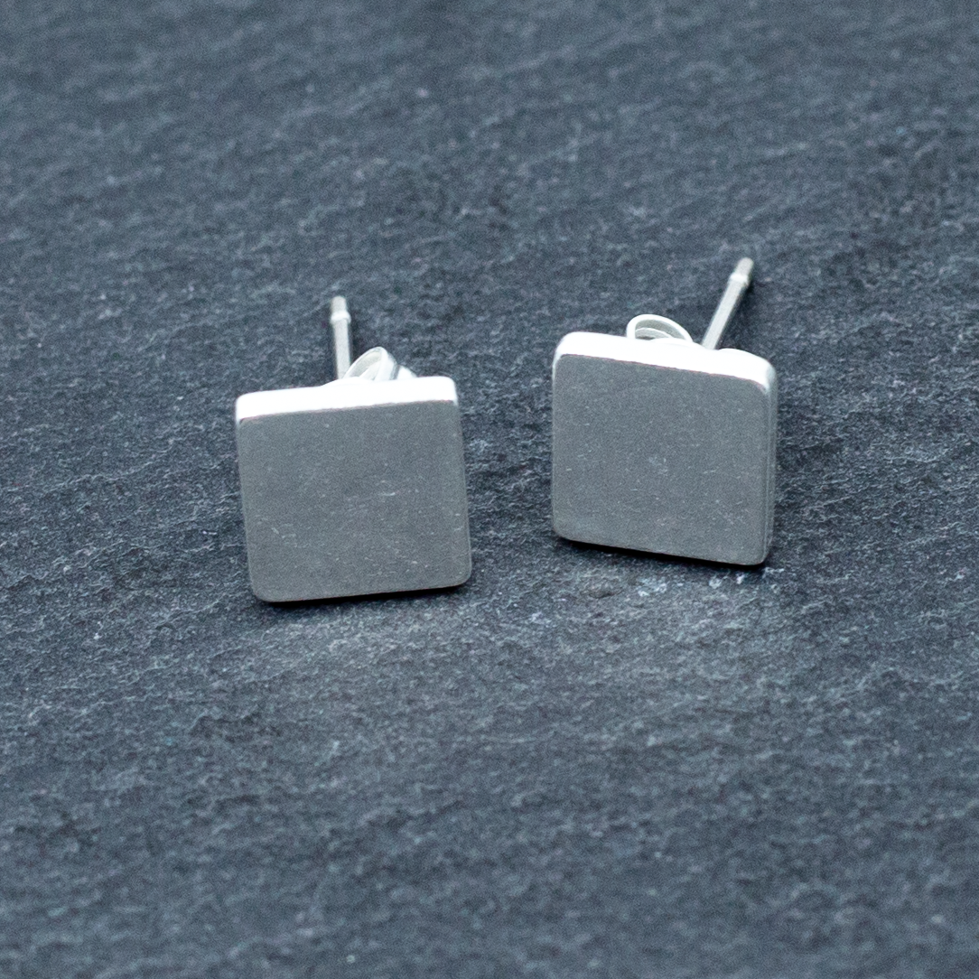 Boucles d'oreilles clous carrées simples en argent