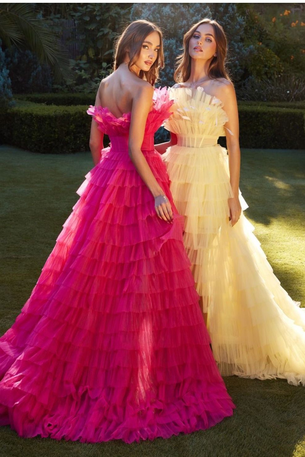 ROBE ASYMÉTRIQUE EN TULLE VOLANTÉ AVEC DÉTAILS EN PLUMES