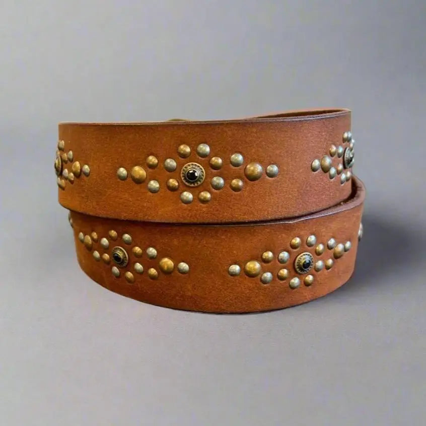 Ceinture en cuir pleine fleur pour femme avec motif clous ornementaux