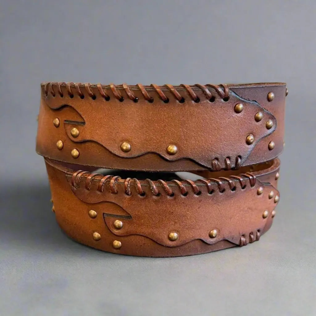 Ceinture en cuir pleine fleur cloutée pour femme