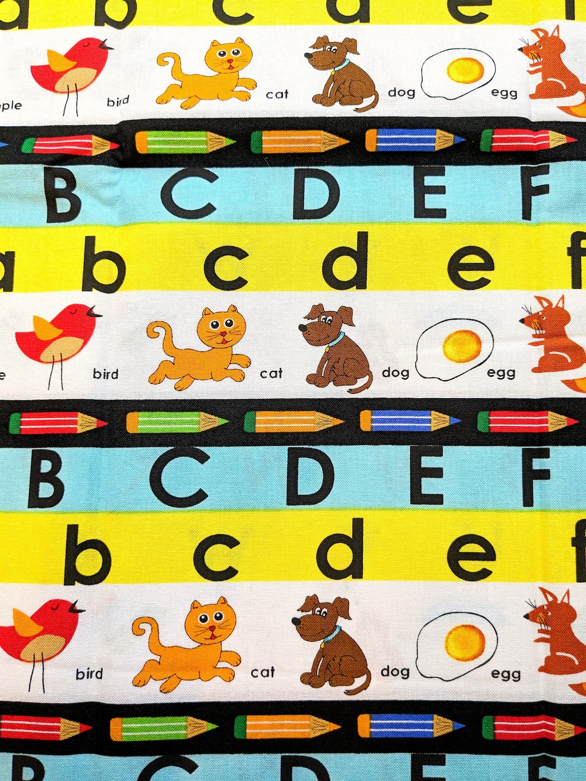 School Rules! de Blank Quilting - Tissu d'école rétro : Imprimé bordure alphabet et animaux