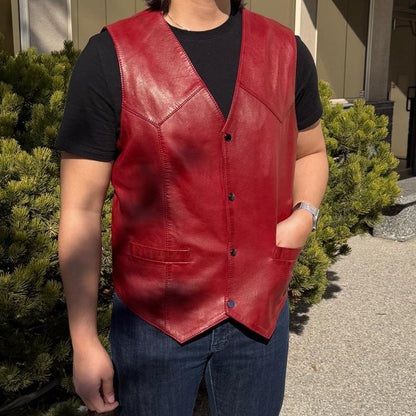 Gilet homme en cuir de mouton. Fermeture à pression et poches avant