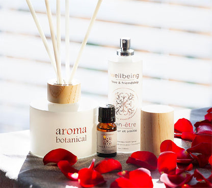 Small Love Candle with Almond & Sandalwood for Intimacy by Aromabotanical