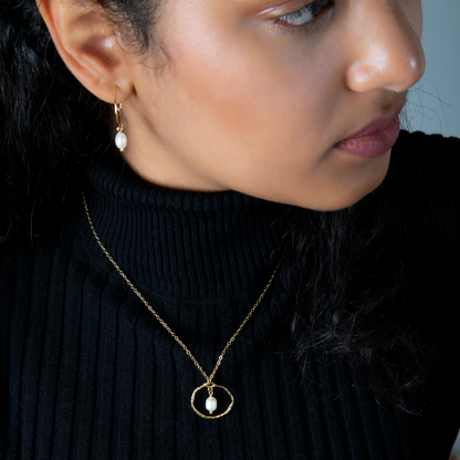 Collier simple en plaqué or avec anneau et perle