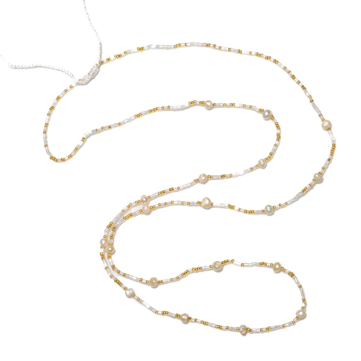 Long collier de perles et de perles