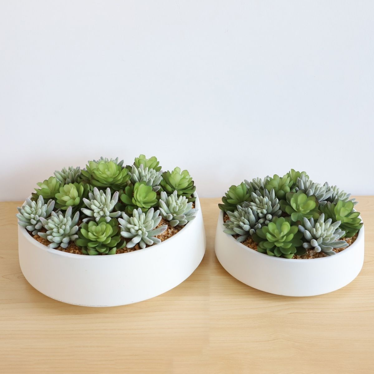 Composition de succulentes artificielles Eva dans un pot bas blanc