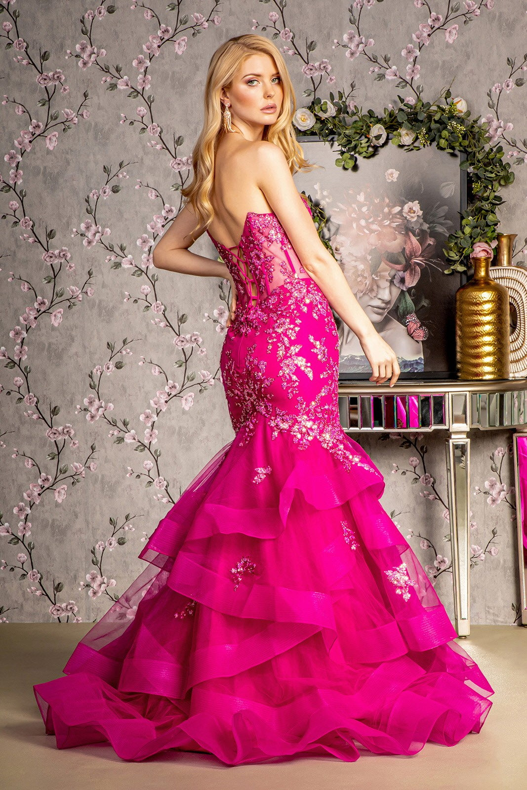 Robe longue sirène à jupe volantée, bustier transparent et sequins en maille