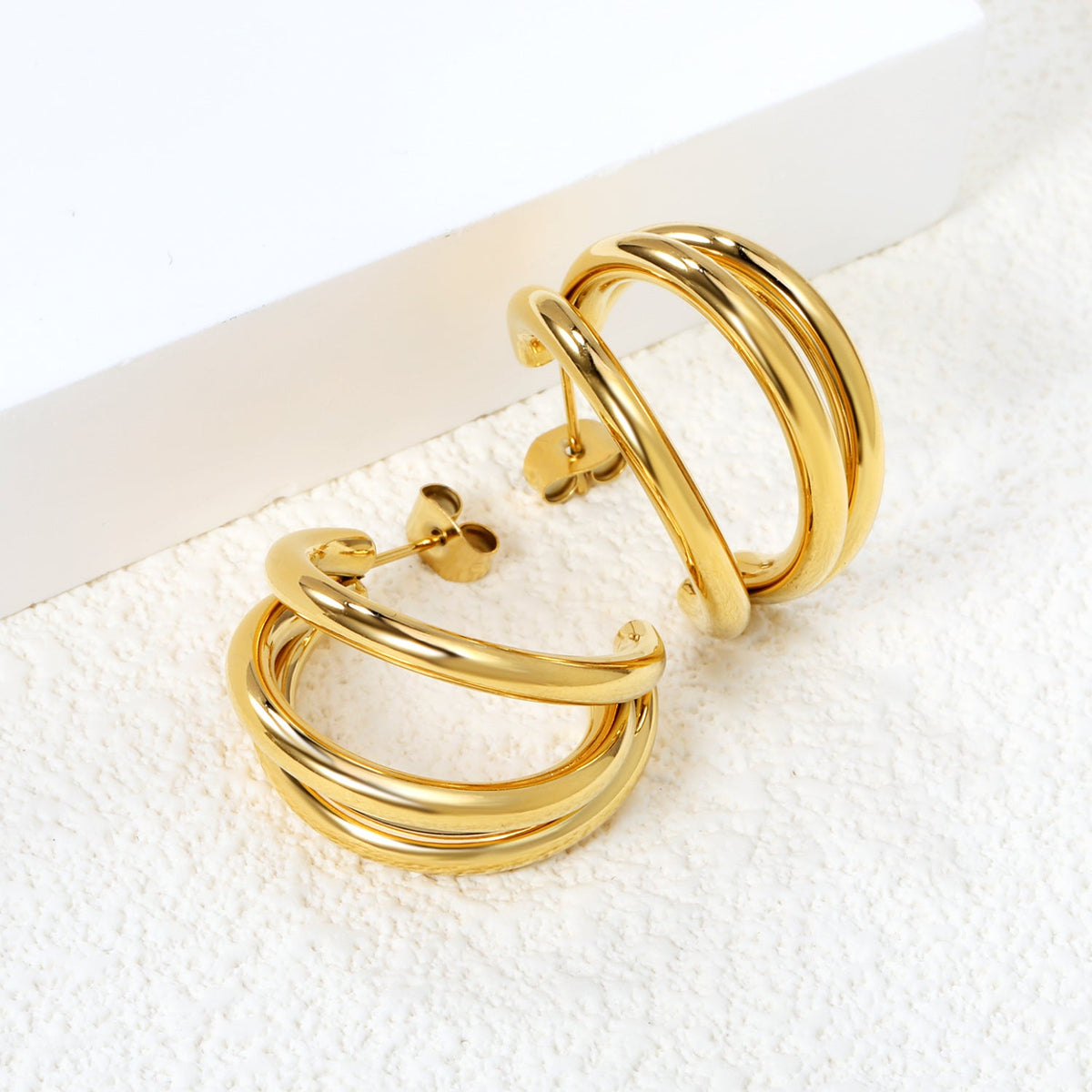 Puces d'oreilles triples en or en forme de C