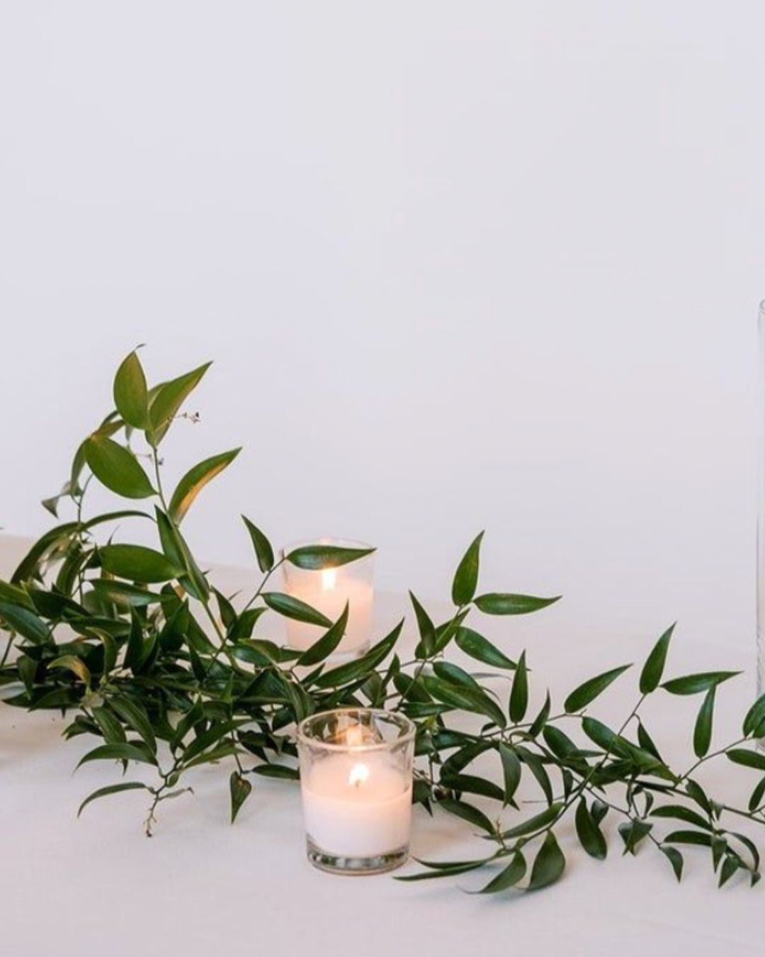 Chemin de table guirlande fraîche - Eucalyptus, Gypsophile, Ruscus