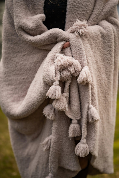 Jeté étendu à imprimé double épaisseur uni beige rougissant avec pompons
