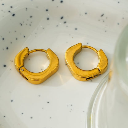 AIRA Gold : Boucles d'oreilles créoles carrées arrondies de style industriel chic