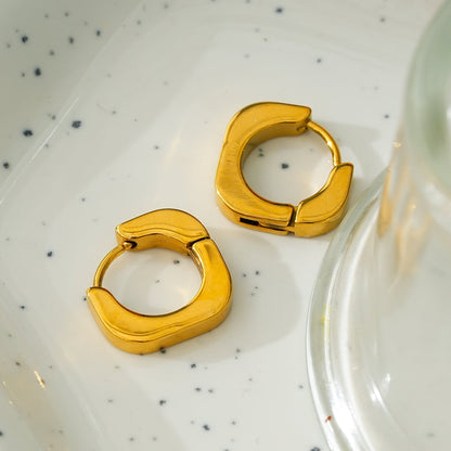 AIRA Gold : Boucles d'oreilles créoles carrées arrondies de style industriel chic
