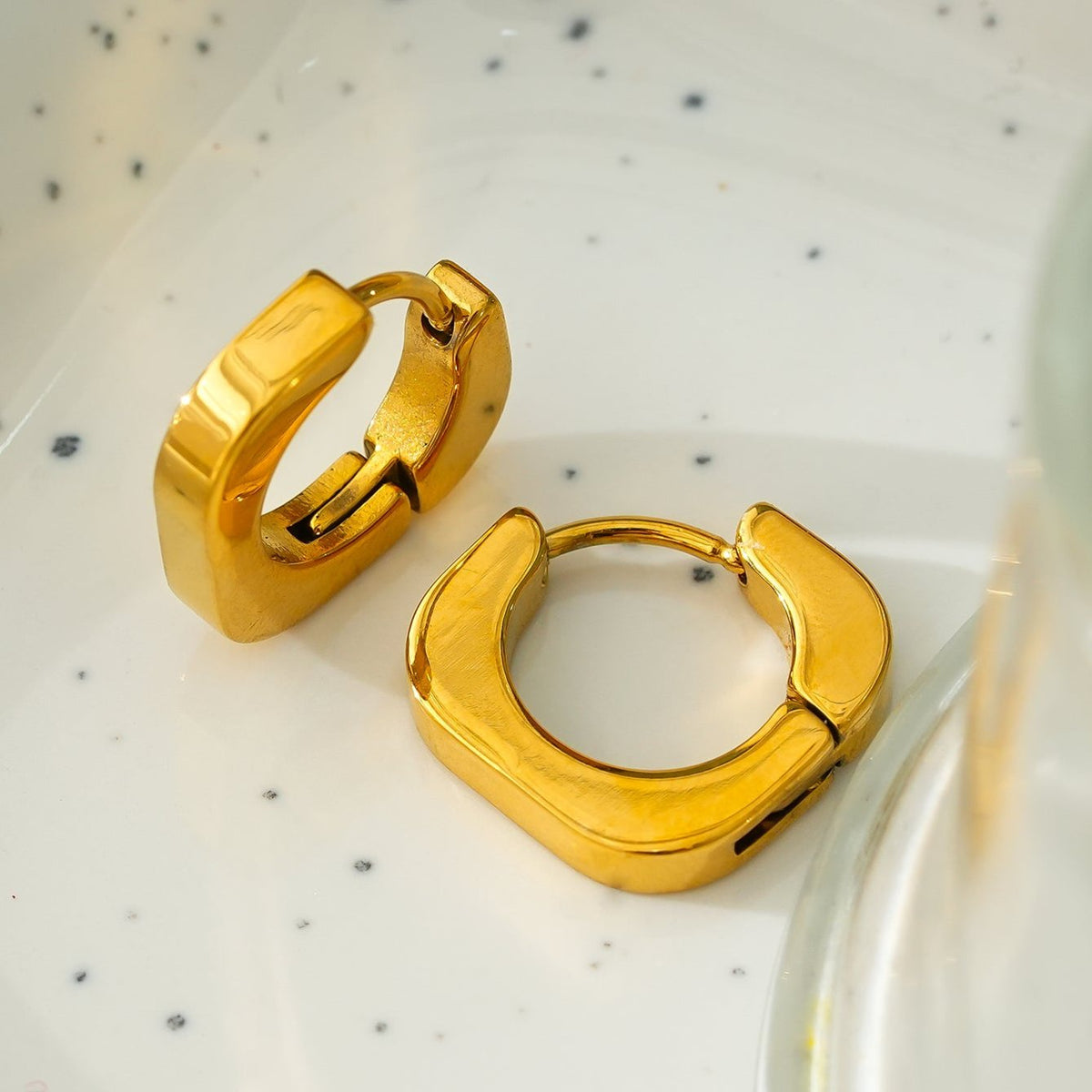 AIRA Gold : Boucles d'oreilles créoles carrées arrondies de style industriel chic