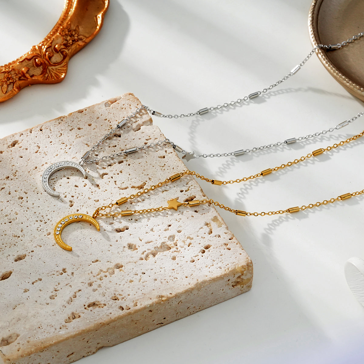 ALMERIA Argent (Or Blanc) : Magie Céleste - Collier Étoile et Croissant de Lune serti de Zircons