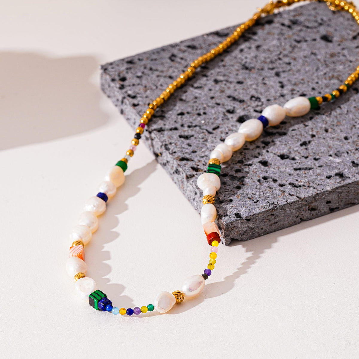 AMADIA : Le paradis retrouvé - Collier coloré avec perles dorées, pierres naturelles et perles d'eau douce