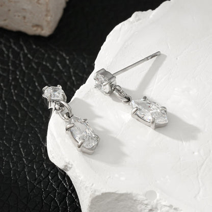 ANDALUSIA : Élégantes boucles d'oreilles pendantes en zircone (CZ) serties sur une chaîne en or blanc (ton argenté) – Un éclat intemporel pour toutes les occasions