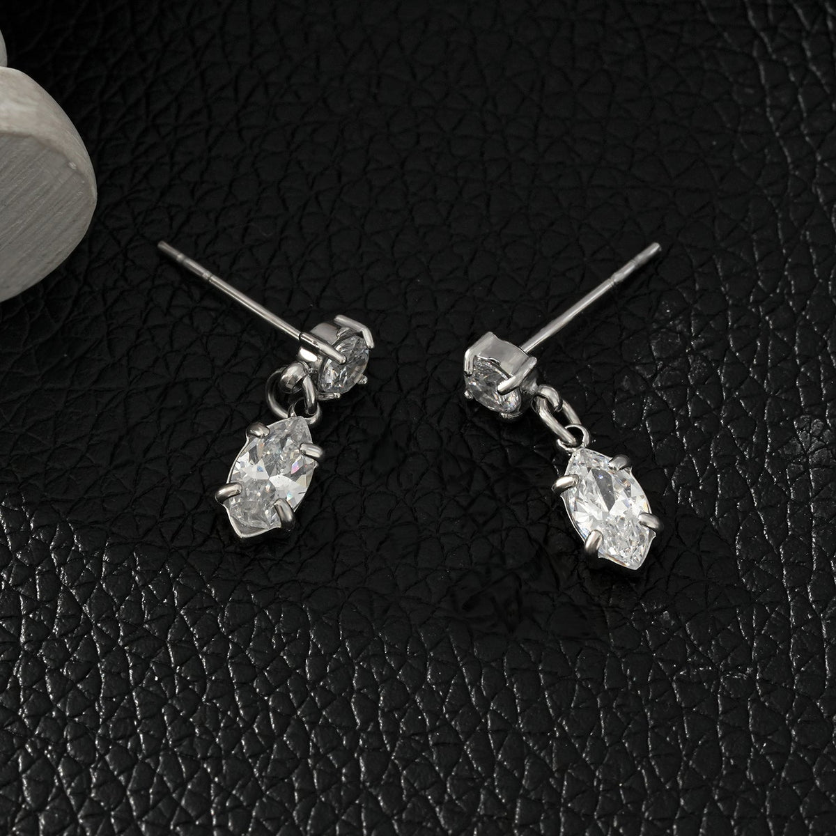 ANDALUSIA : Élégantes boucles d'oreilles pendantes en zircone (CZ) serties sur une chaîne en or blanc (ton argenté) – Un éclat intemporel pour toutes les occasions