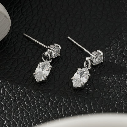ANDALUSIA : Élégantes boucles d'oreilles pendantes en zircone (CZ) serties sur une chaîne en or blanc (ton argenté) – Un éclat intemporel pour toutes les occasions