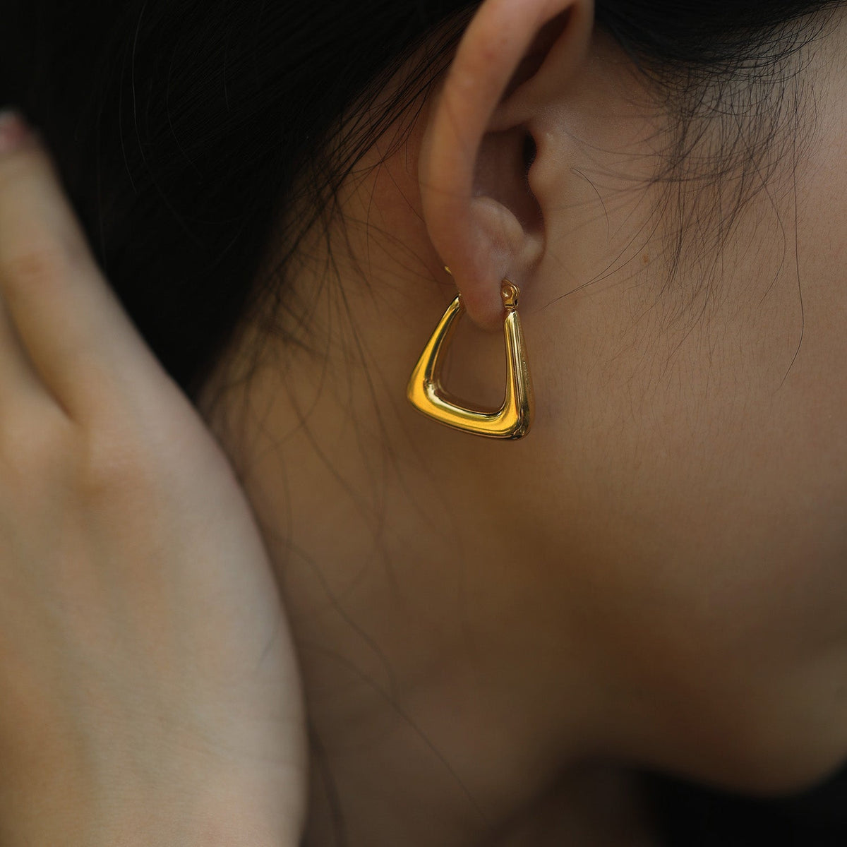 Boucles d'oreilles créoles mini triangle épaisses ANIKA en or
