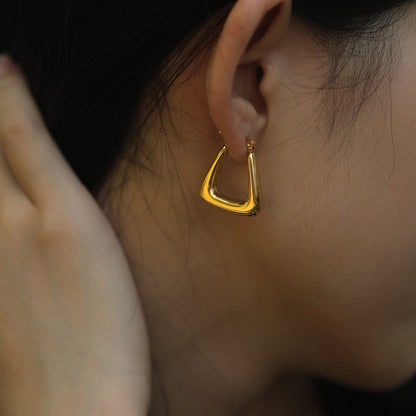 Boucles d'oreilles créoles mini triangle épaisses ANIKA en or
