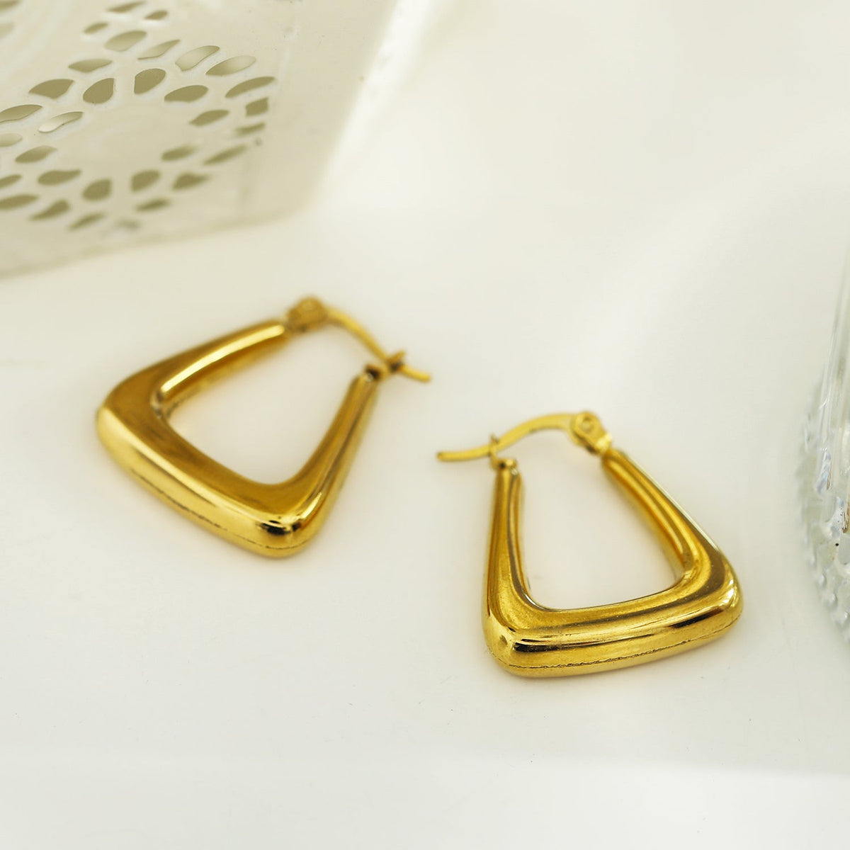 Boucles d'oreilles créoles mini triangle épaisses ANIKA en or