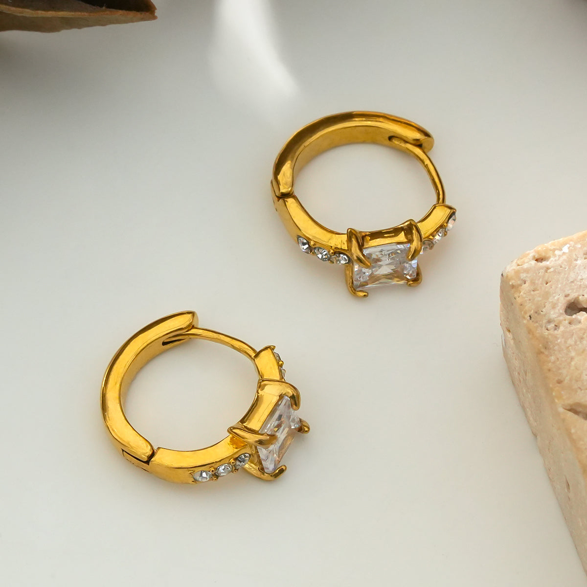 Style ASTORIA Or : Mini Créoles en Or avec Zircons Incrustés
