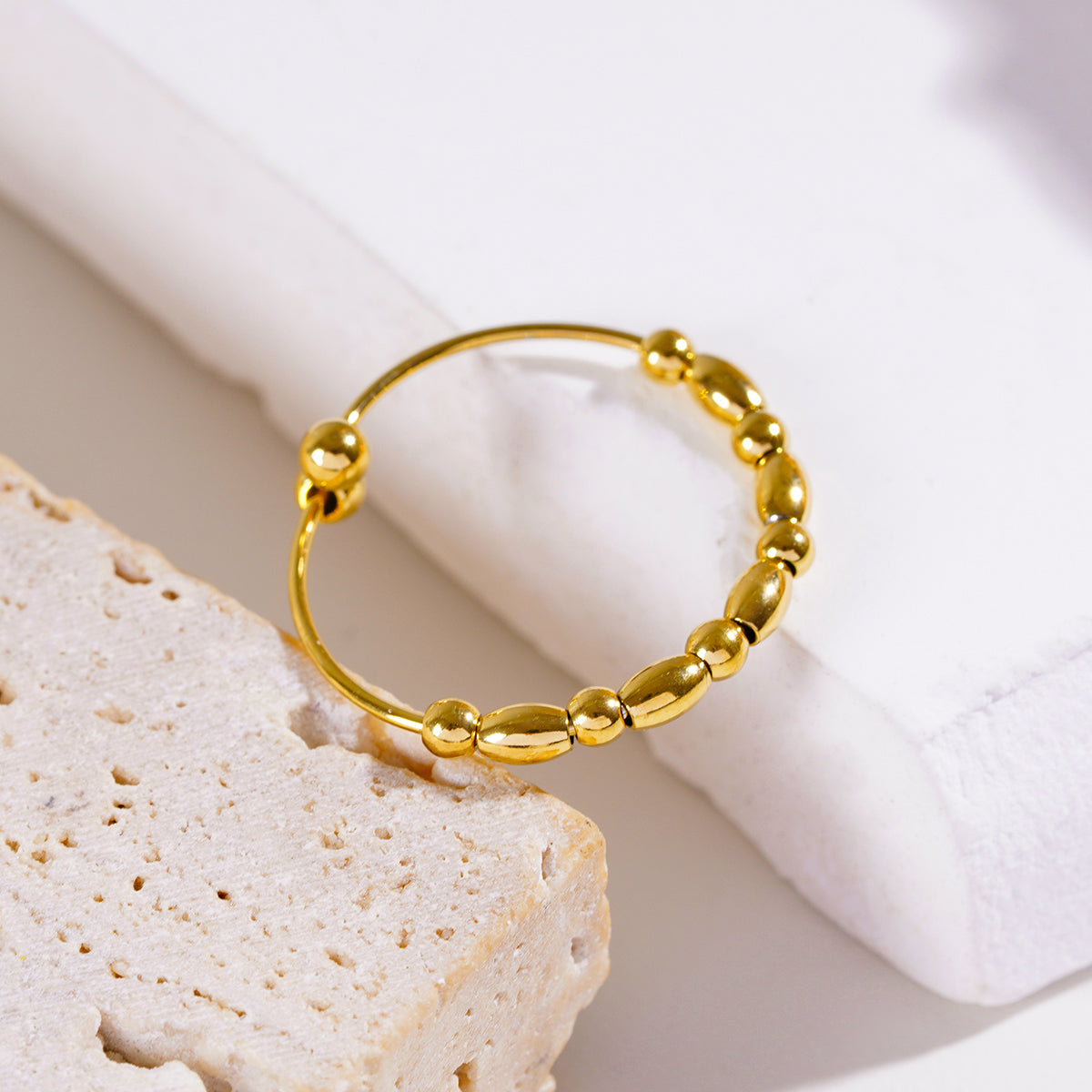 BERNILA : Bague perlée ronde et ovale contemporaine