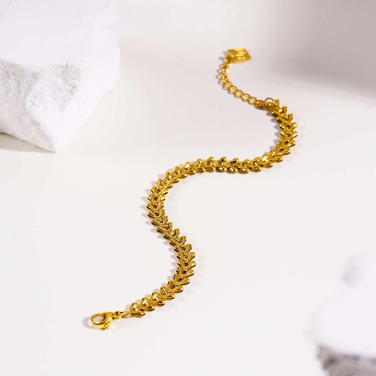 BLYTH: Bracelet abstrait avec blason, d'inspiration vintage