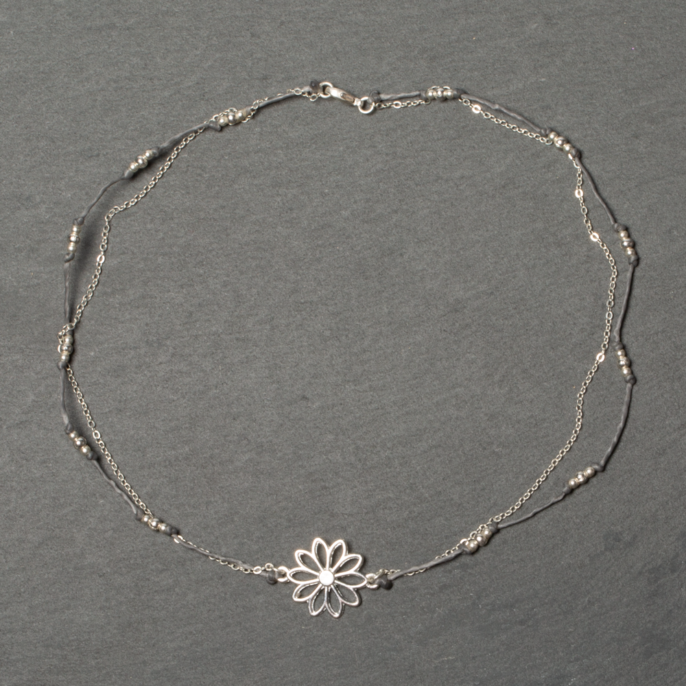 Petit collier de fleurs en plaqué argent