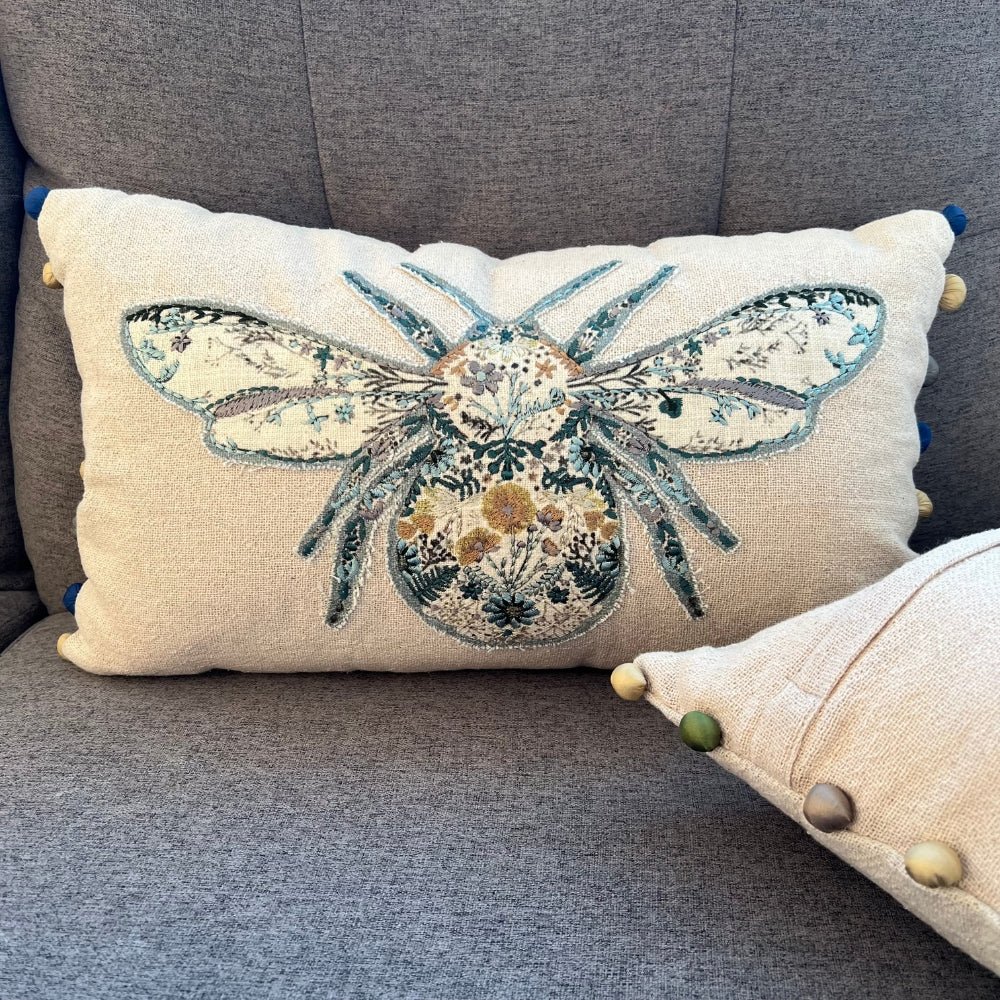 Housse de Coussin Lombaire en Lin Brodé Bourdon – Coussin Décoratif Bohème Chic et Ferme avec Pompons