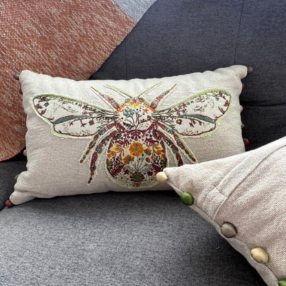 Housse de Coussin Lombaire en Lin Brodé Bourdon – Coussin Décoratif Bohème Chic et Ferme avec Pompons