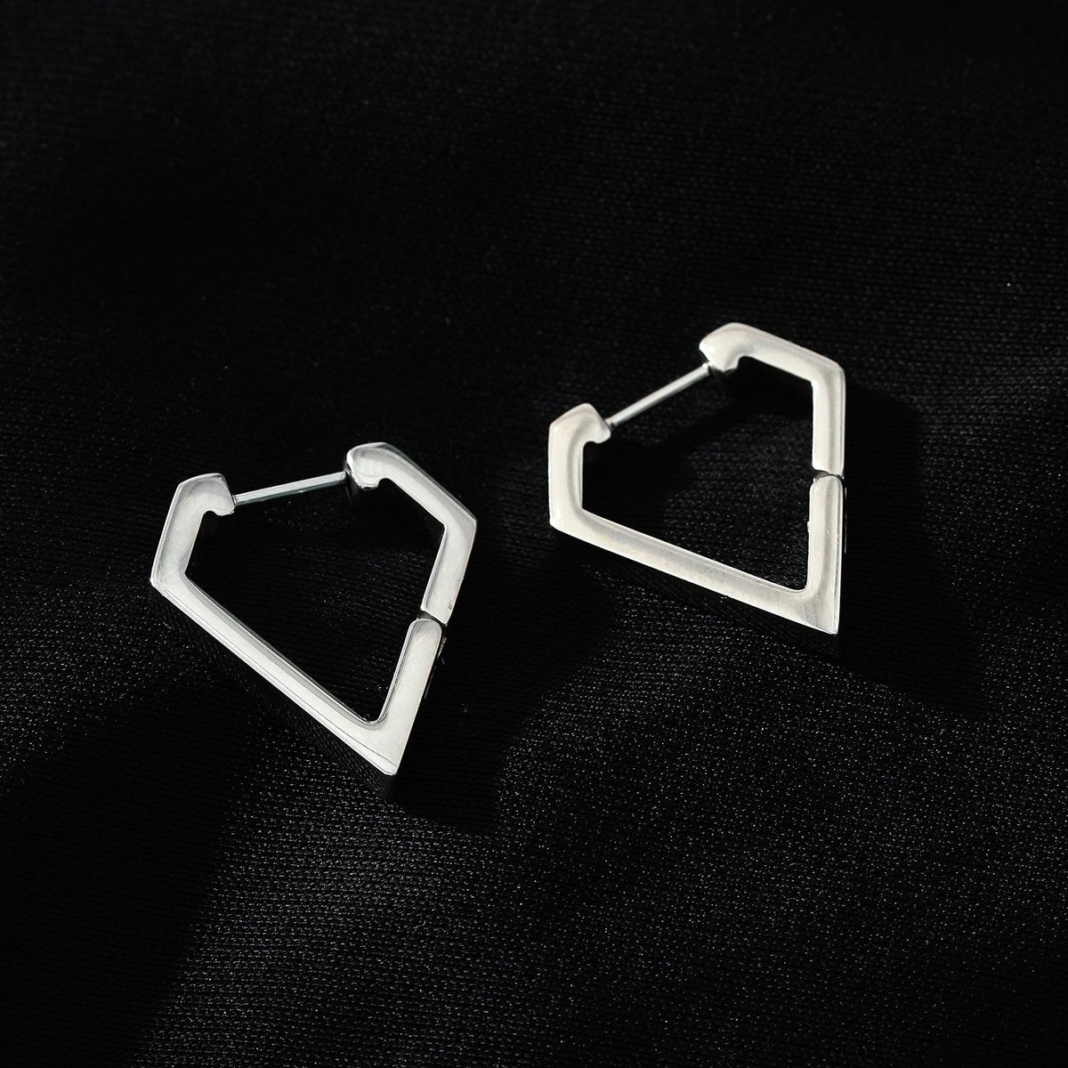 CAGLIARI : Boucles d'oreilles créoles contemporaines de forme triangulaire en or blanc (ton argenté)