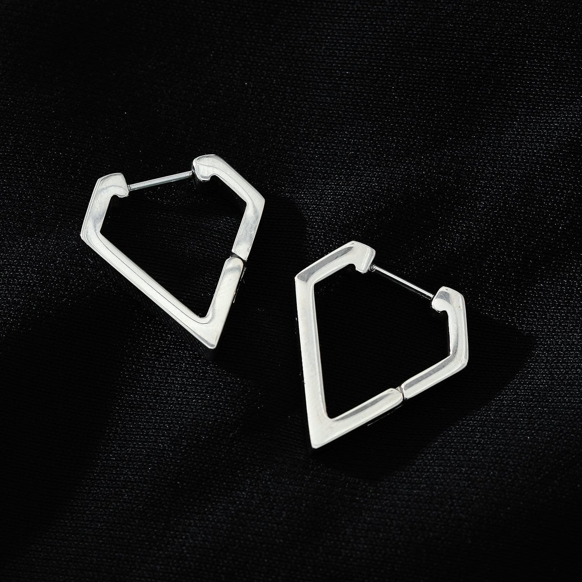 CAGLIARI : Boucles d'oreilles créoles contemporaines de forme triangulaire en or blanc (ton argenté)