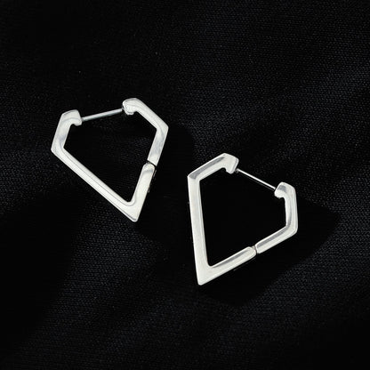 CAGLIARI : Boucles d'oreilles créoles contemporaines de forme triangulaire en or blanc (ton argenté)