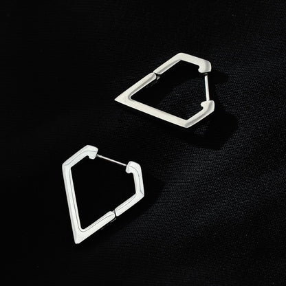 CAGLIARI : Boucles d'oreilles créoles contemporaines de forme triangulaire en or blanc (ton argenté)