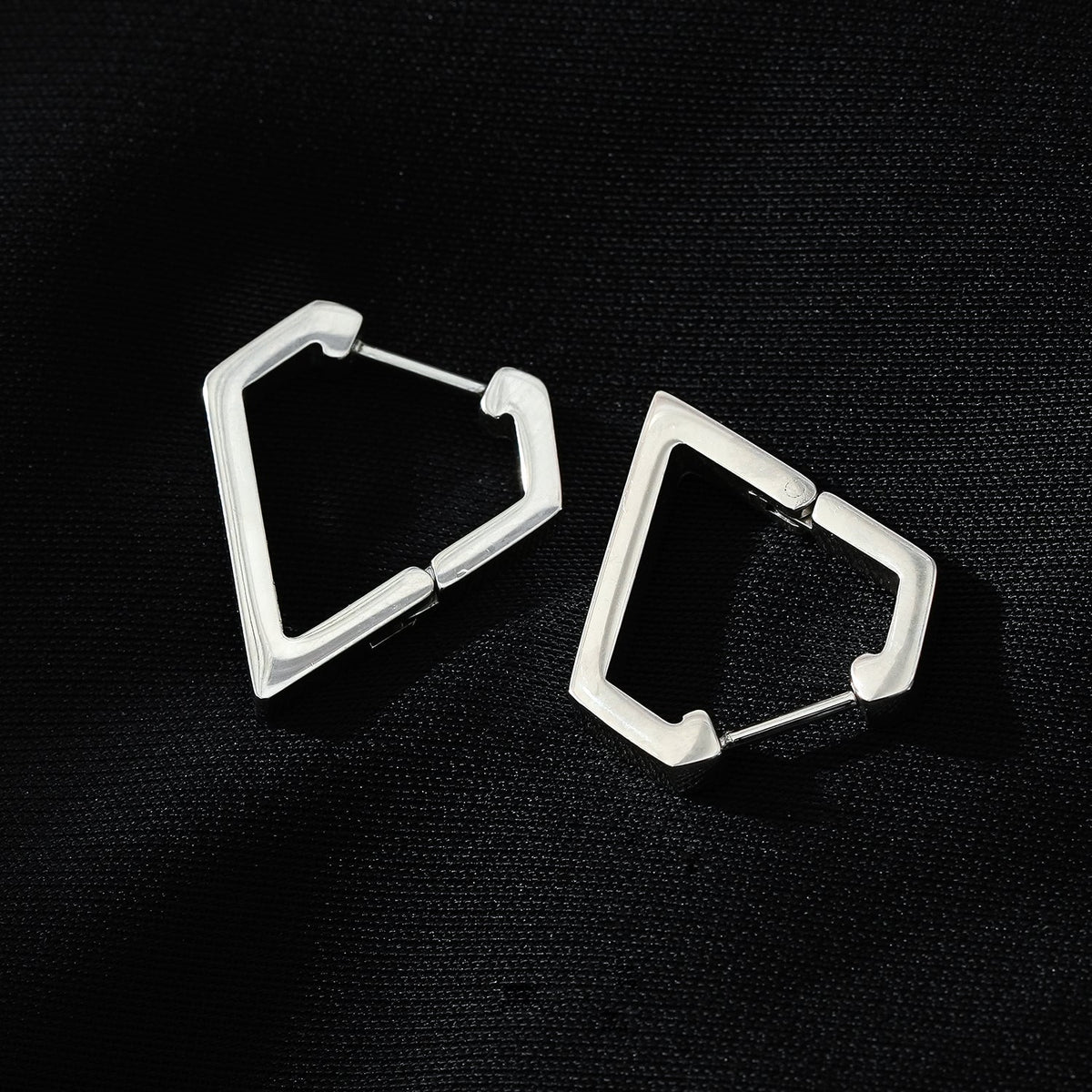 CAGLIARI : Boucles d'oreilles créoles contemporaines de forme triangulaire en or blanc (ton argenté)