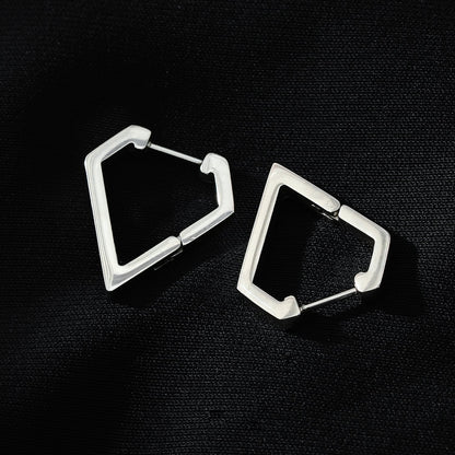 CAGLIARI : Boucles d'oreilles créoles contemporaines de forme triangulaire en or blanc (ton argenté)