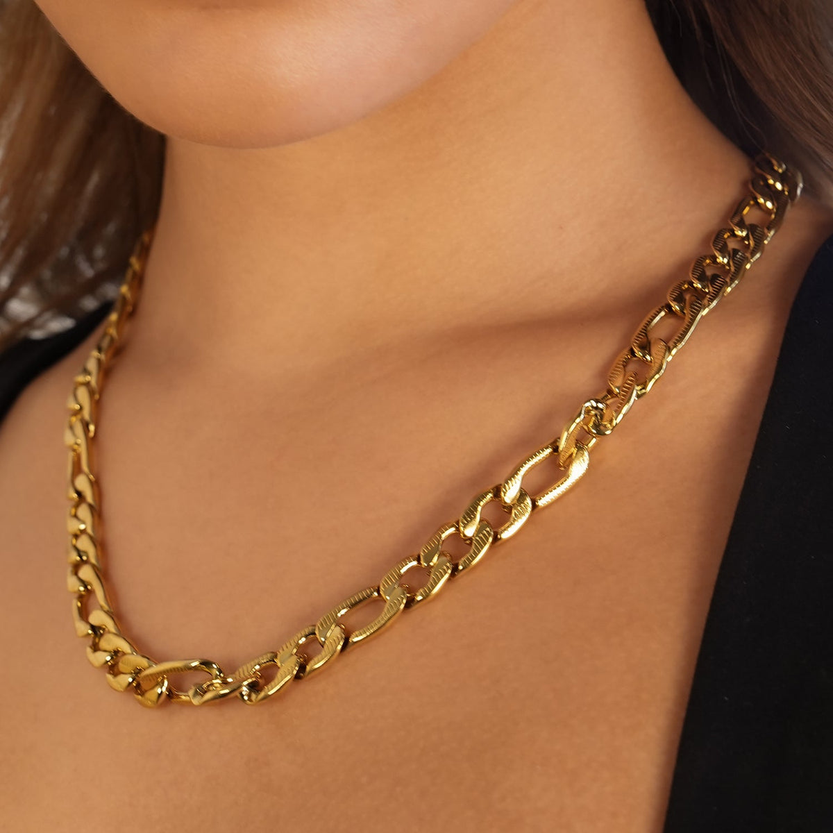 Style CHAPORA: Textured Cuban-Link Chunky Chain Necklace in Gold.