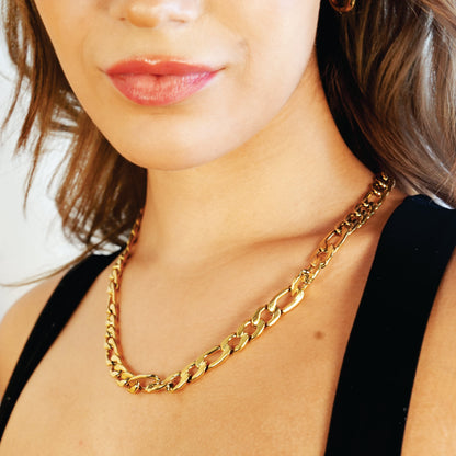 Style CHAPORA: Textured Cuban-Link Chunky Chain Necklace in Gold.