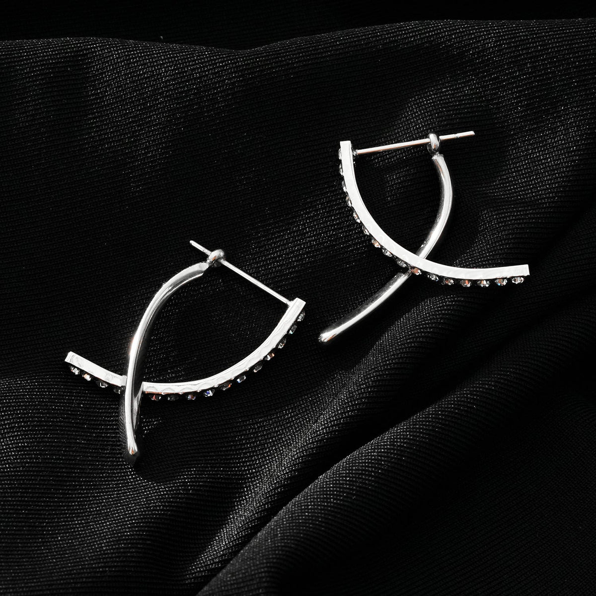 CREEDA Or Blanc (Tonalité Argentée) : Boucles d'Oreilles Créoles Détachables de Forme Avant-Gardiste avec Pierres en Zirconium