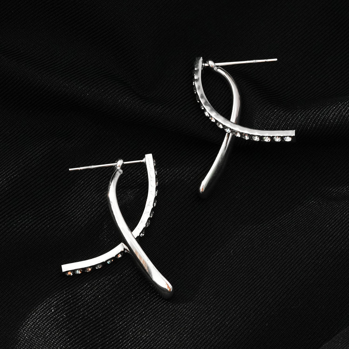 CREEDA Or Blanc (Tonalité Argentée) : Boucles d'Oreilles Créoles Détachables de Forme Avant-Gardiste avec Pierres en Zirconium