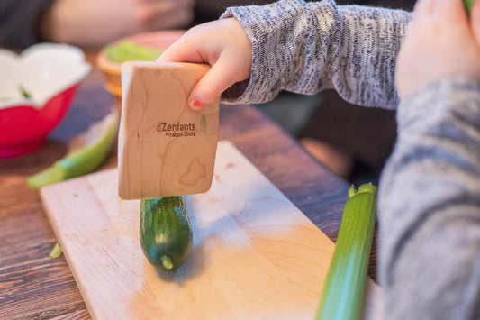 L'ensemble couteau et planche à découper en bois pour enfant