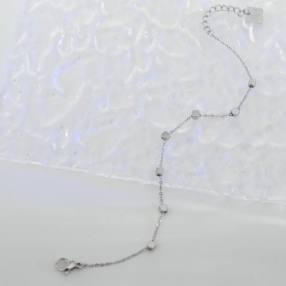 DARBY: Bracelet en argent perlé carré