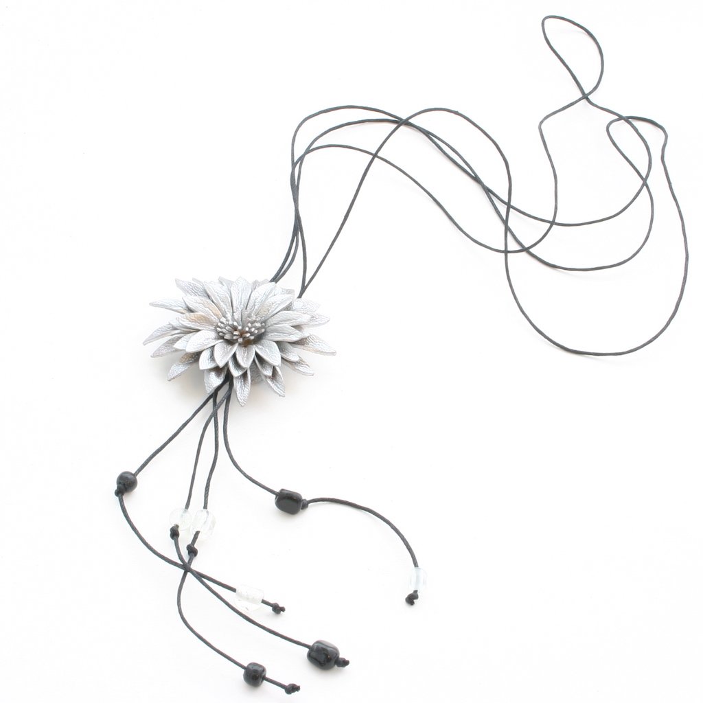 Collier fleur en cuir